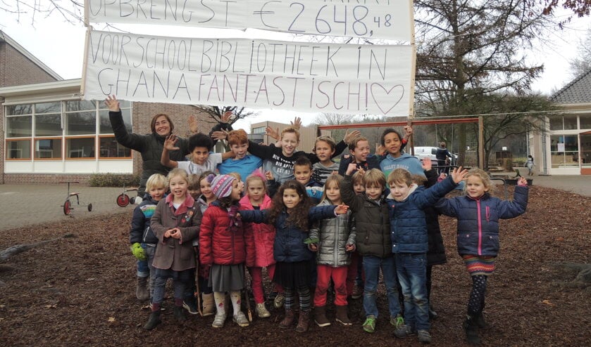Leerlingen van De Werkplaats zijn trots op de opbrengst van de kerstmarkt. (foto Eegje Pestel)