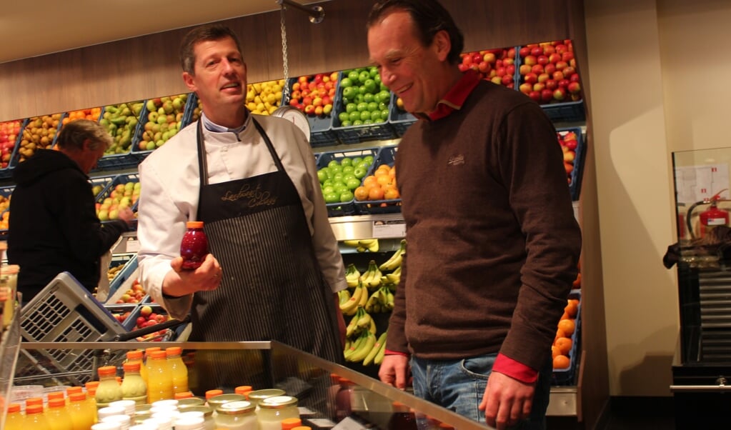 Nick Sluijter (rechts) heeft vooroverleg met Wim Landwaart over sapjes en juices.