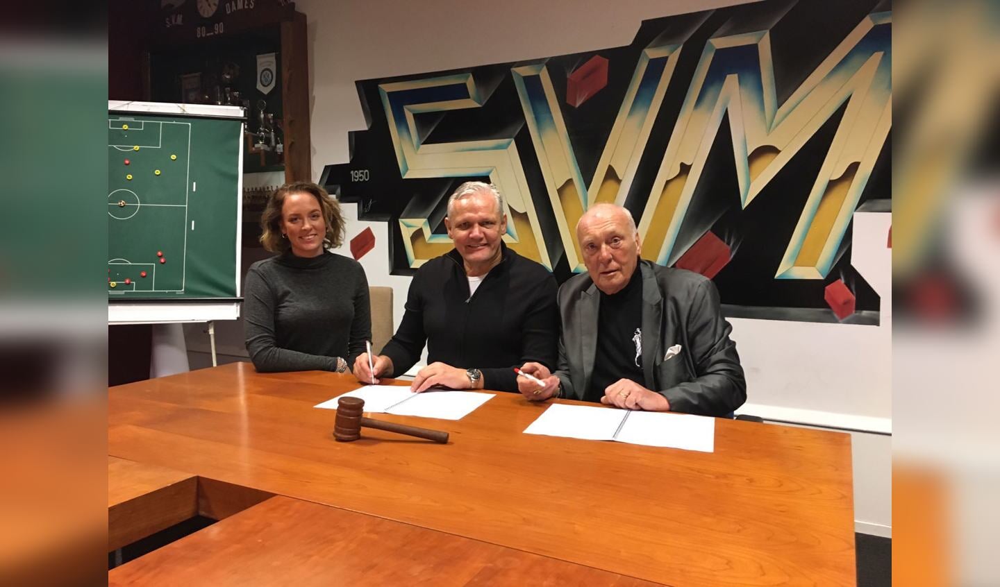 MAC³PARK marketingmanager Lisanne Kesting en initiatiefnemer Meine Breemhaar, tekenen samen met de SVM voorzitter Frans van der Tol de sponsorovereenkomst.