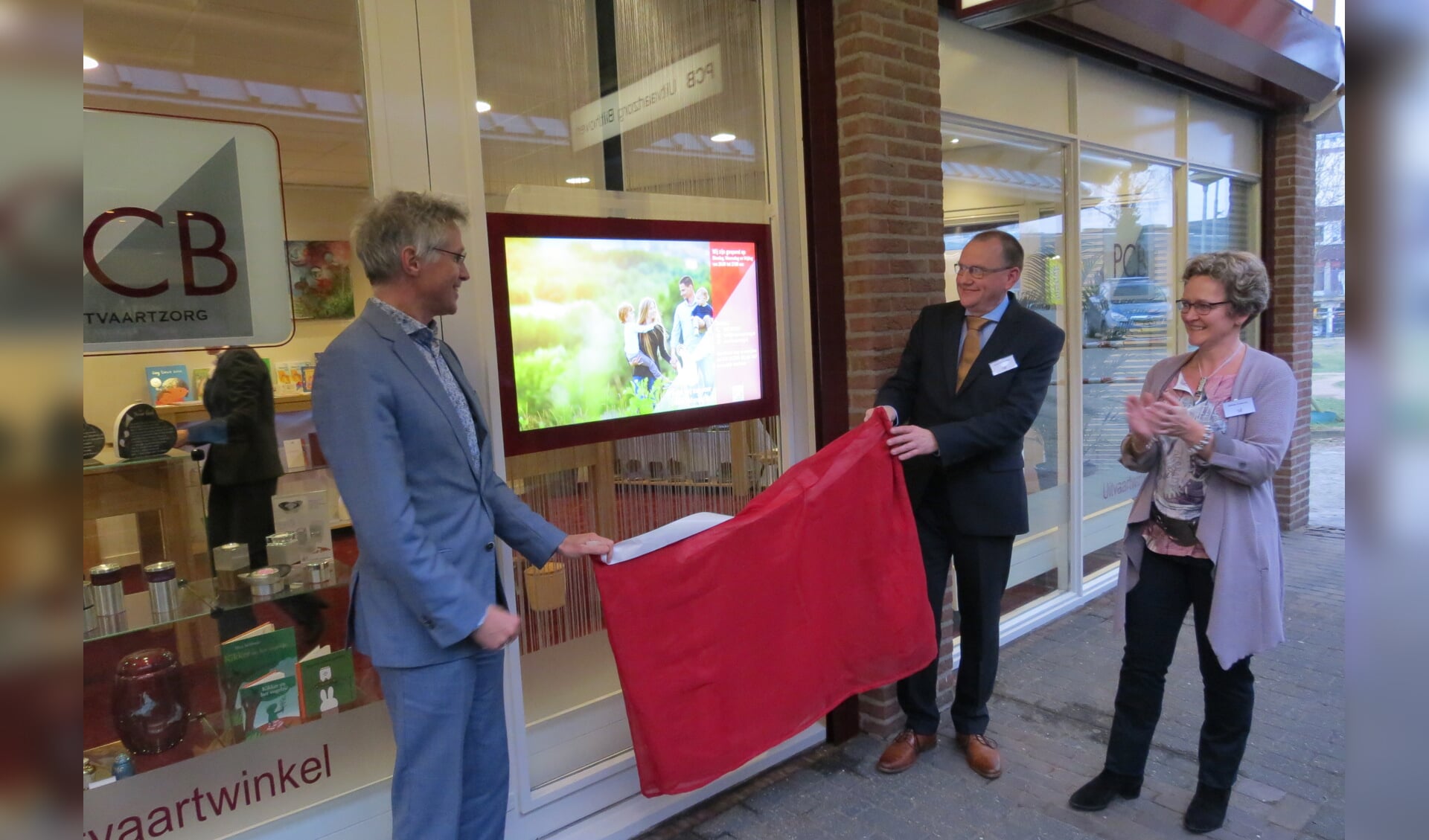 Locoburgemeester Hans Mieras met David van de Waard en Wildine Oosterom bij het touchscreen. 