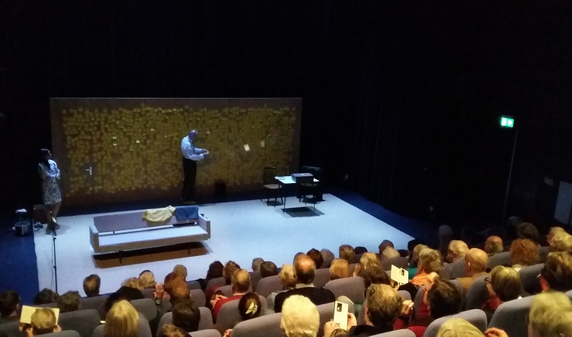 De voorstelling ‘Hoe mooi alles’ in een uitverkochte theaterzaal van het Lichtruim. (foto Emma Schlamilch)