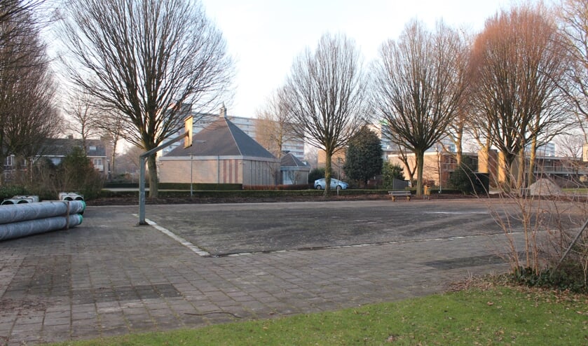 Op deze speelplaats aan het Zonneplein in Bilthoven, achter het Kerkgebouw van de Gereformeerde Gemeente (Planetenbaan 635) zullen 8 tijdelijke woningen verrijzen.  