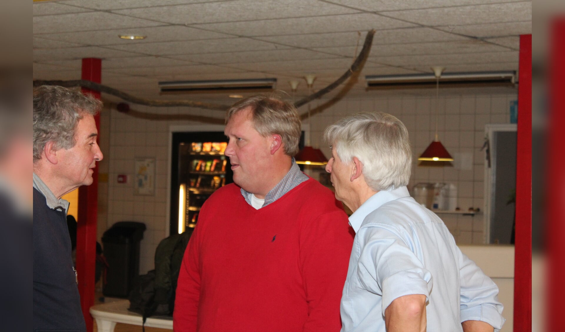 Drie van de hoofdrolspelers: v.l.n.r. wethouder Ebbe Rost van Tonningen, Robert Havekotte (voormalig top-waterpoloër en oprichter van de Stichting Water) en Johan L'Honoré Naber van het ouder-kind zwemmen.