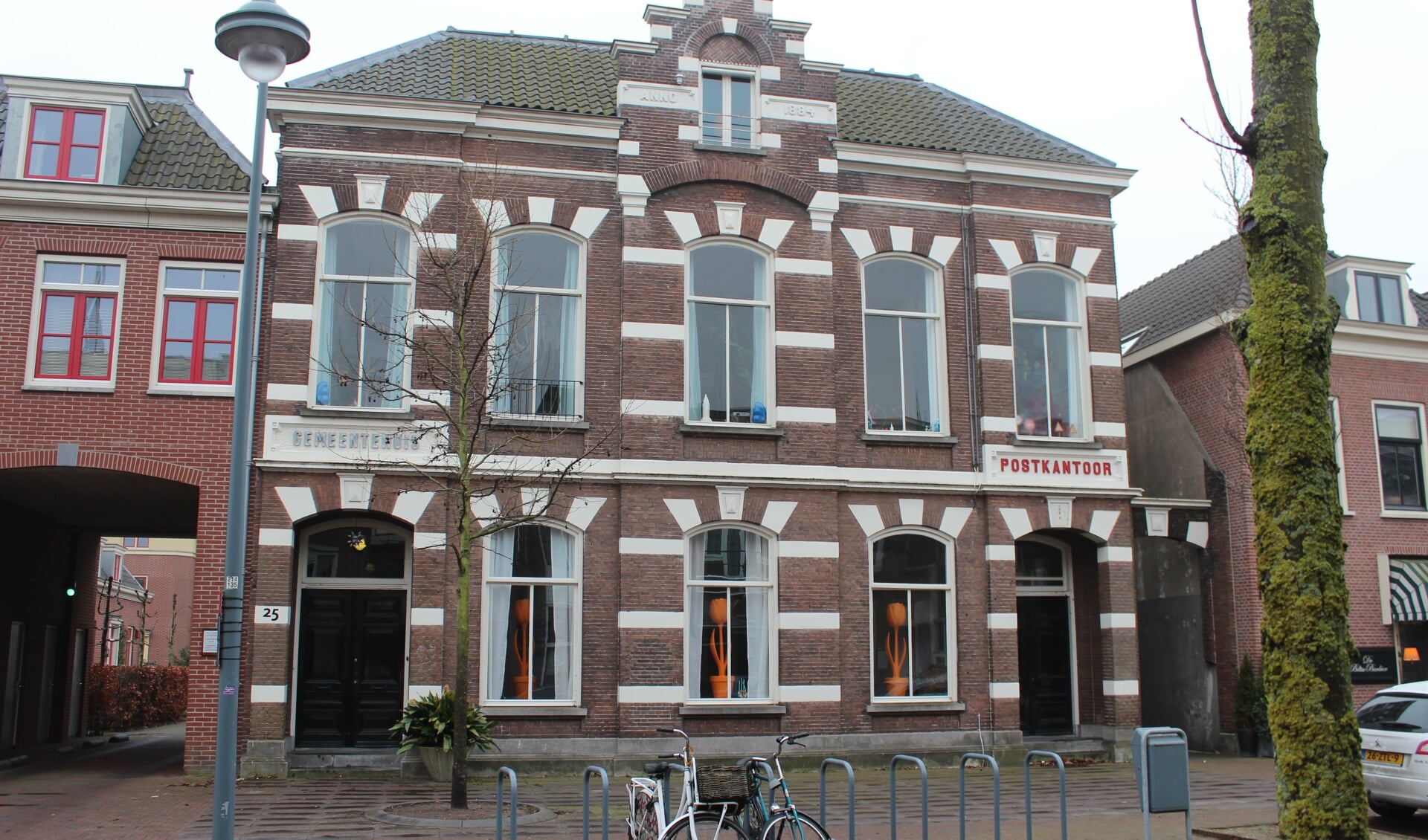 Het half-vrii-staande gebouw in neorenaissancestijl telt twee bouwlagen en heeft een rechthoekige plattegrond, met de korte zijde (voorgevel) aan de Dorpsstraat vanouds Steenstraat. In de gepleisterde banden de aanduiding Anno 1884.