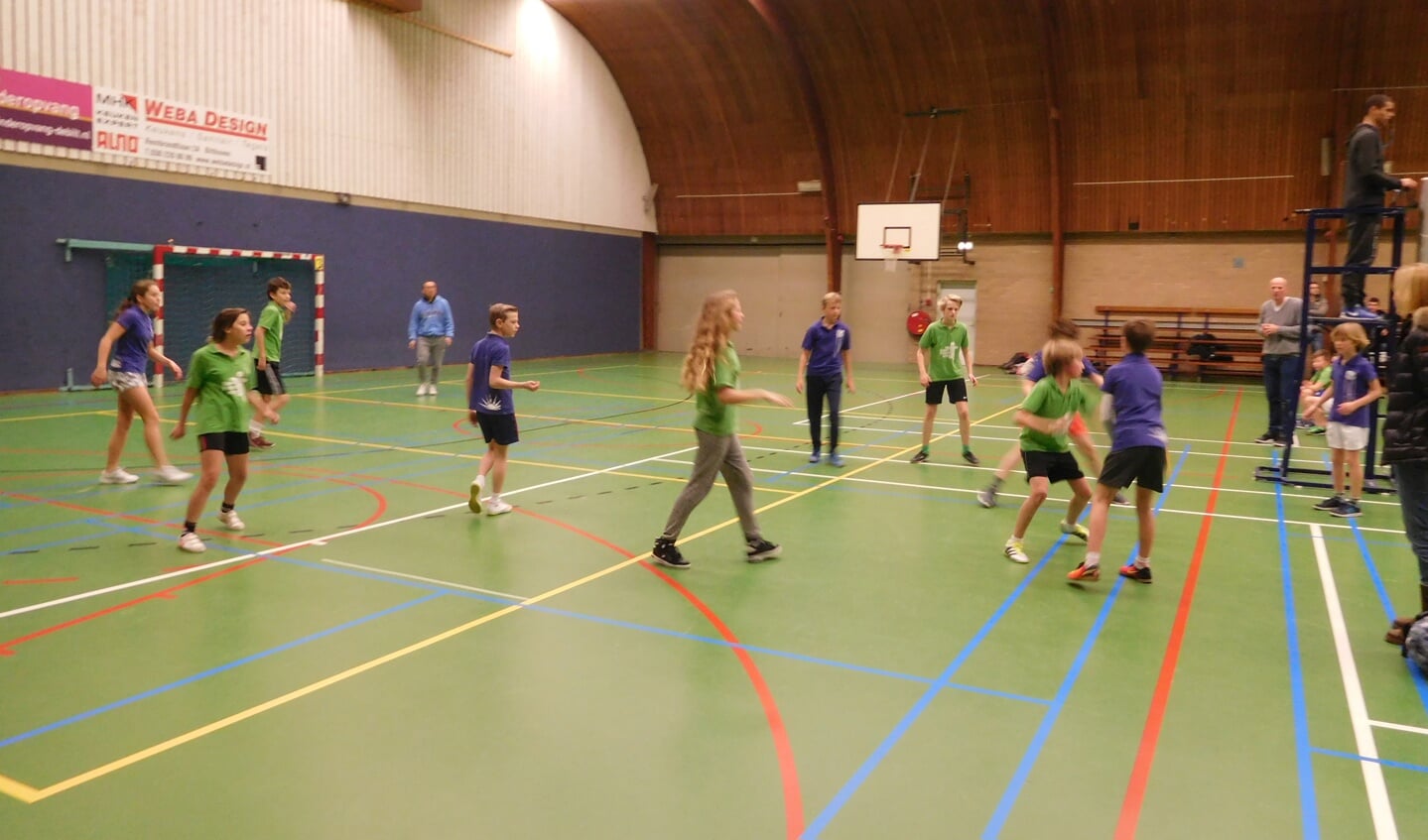 Via lijnbal proeft de jeugd al iets van volleybal.