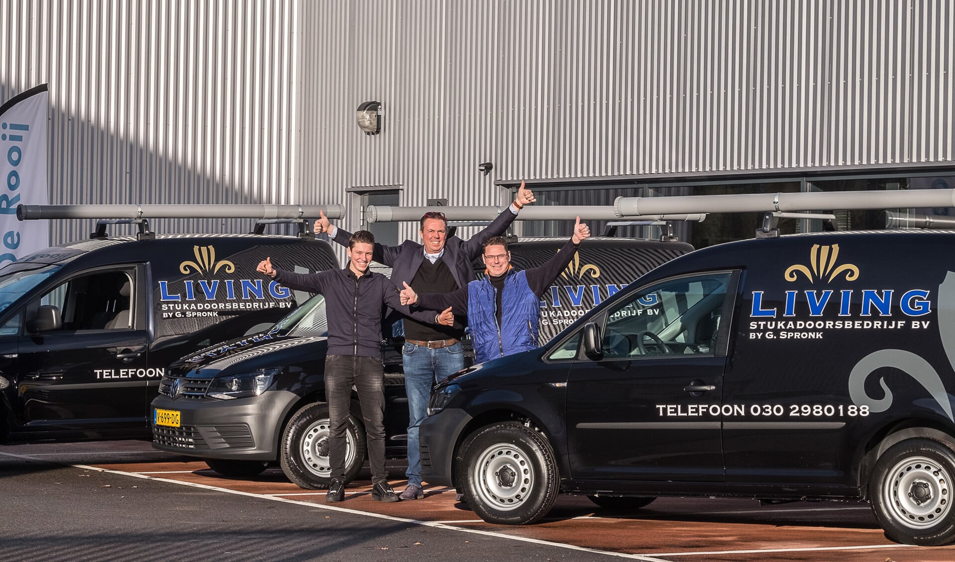 Eric de Rooij (midden) van Autobedrijf De Rooij overhandigt de drie nieuwe Caddy’s aan Gerard (rechts) en Hugo Spronk. 