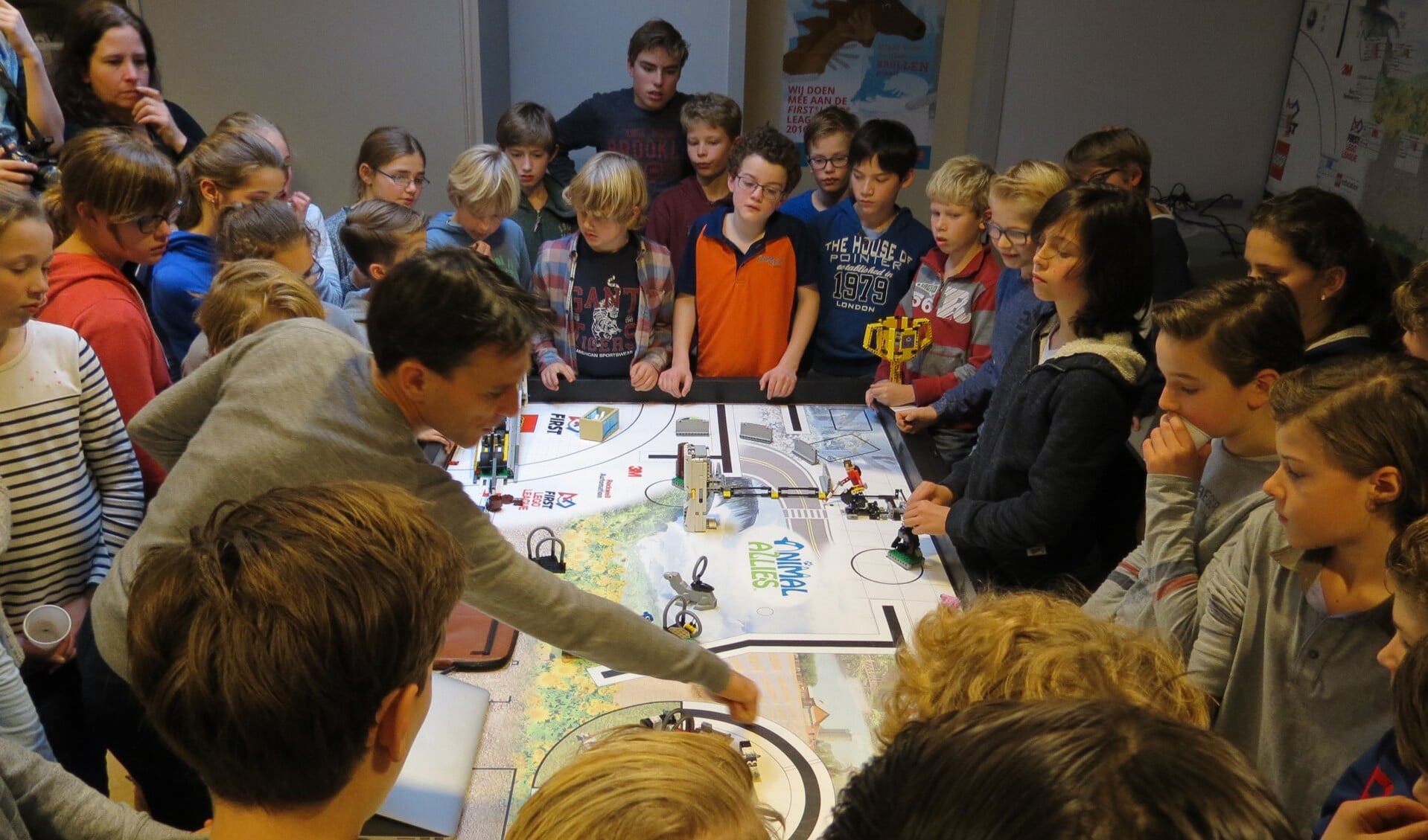 Radu, een ouder die bij het project betrokken is, geeft een demonstratie met de robot.