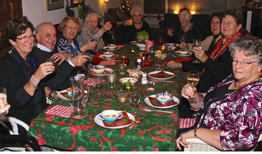 Zonnebloemgasten genieten van het diner.