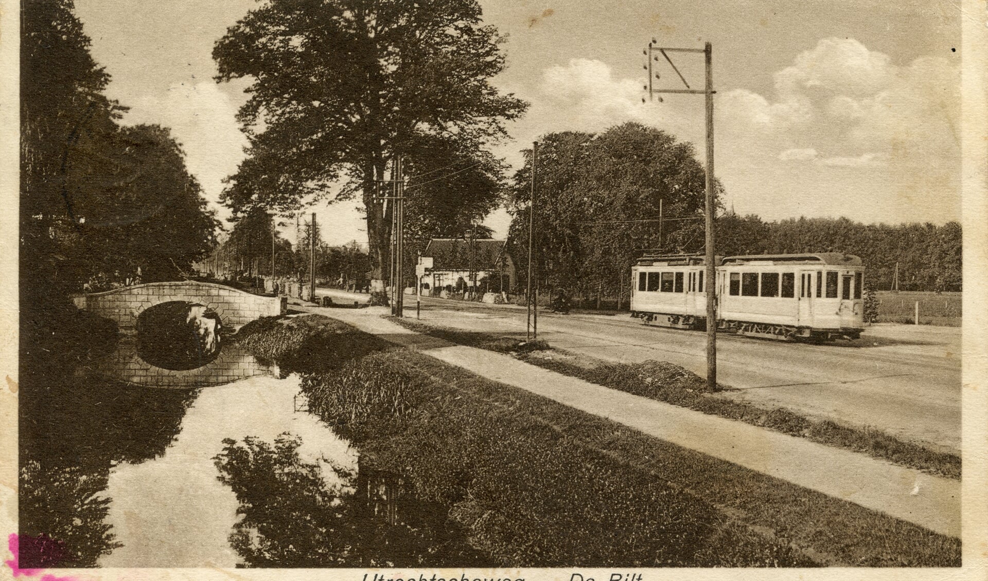 De Blaauwe Schorteldoek zag de paardentram en andere vervoermiddelen komen en gaan. Hier passeert de elektrische tram uit Zeist het Van Boetzelaerpark op weg naar Utrecht in 1930. (foto archief Historische Kring De Bilt)