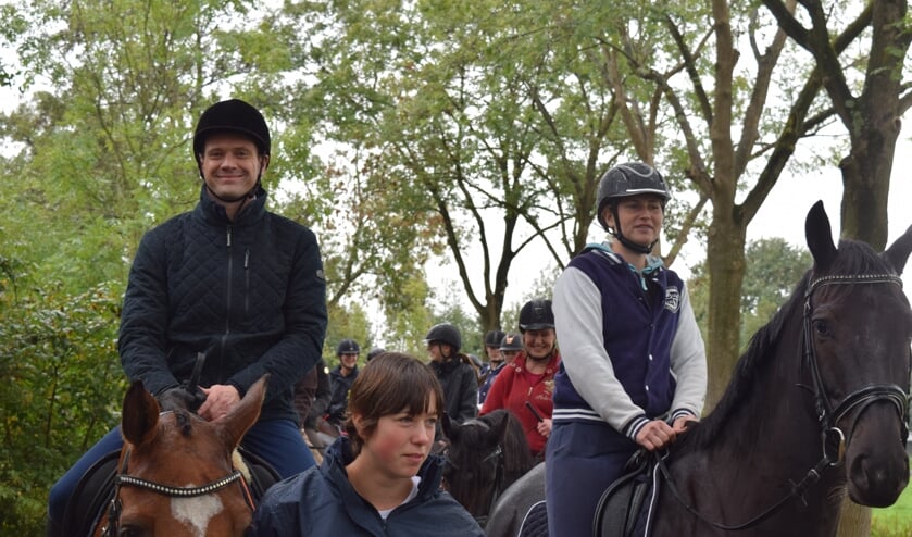 Te paard opent burgemeester Sjoerd Potters (l) het ruiterpad bij de Hooge Kampse Plas.