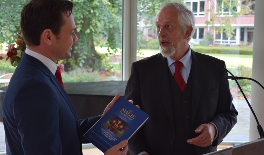 Grootmeester Gerrit van Eijk overhandigt het boek ‘Magie van de loge’ aan burgemeester Sjoerd Potters. 



