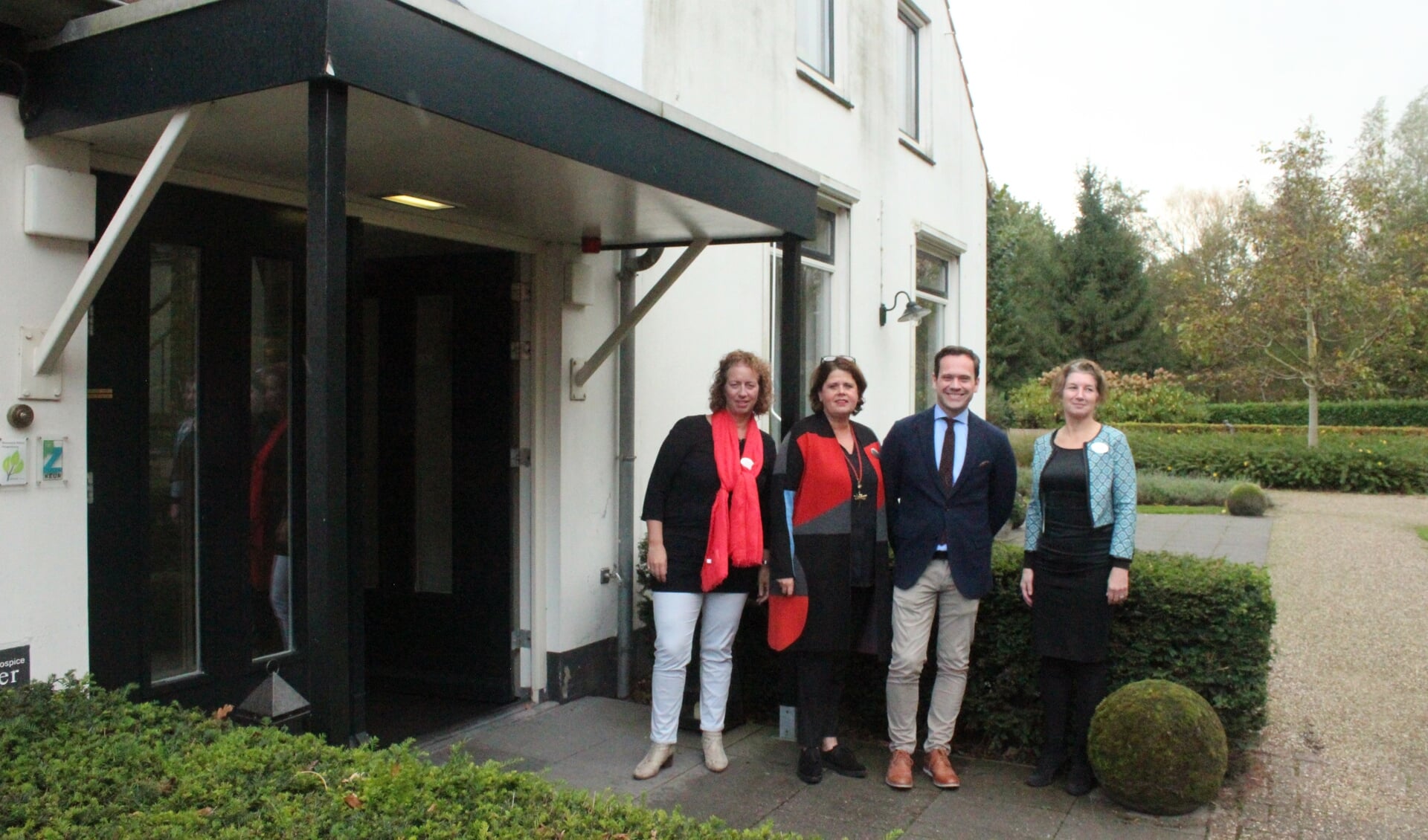  V.l.n.r. voor de ingang van het hospice Toosje Valkenburg, Mariëlle Pickkers, Sjoerd Potters en Saskia Teunissen.