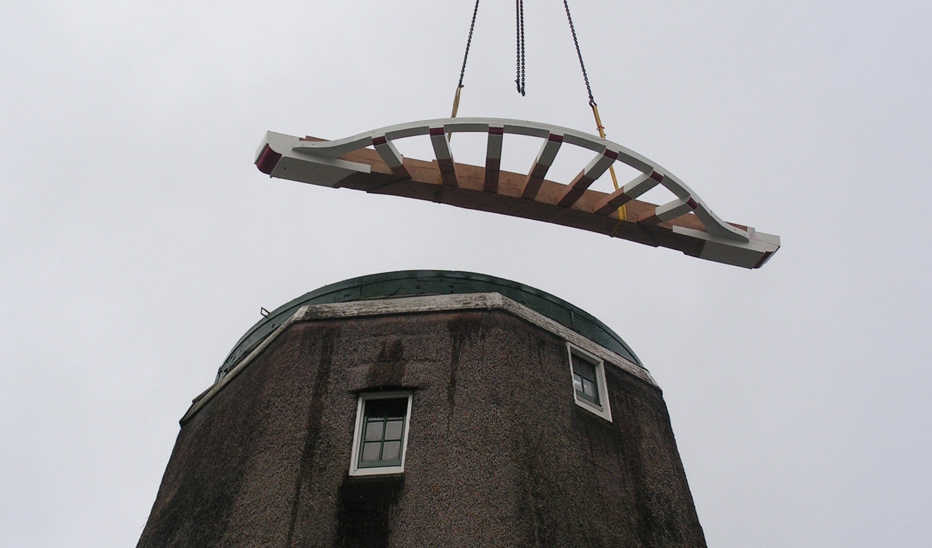 Een beeld van de restauratie van molen De Kraai in april 2012. Alle onderdelen die op de grond waren vervaardigd bleken ook hoog in de lucht goed te passen op het onderstel van de molen. 