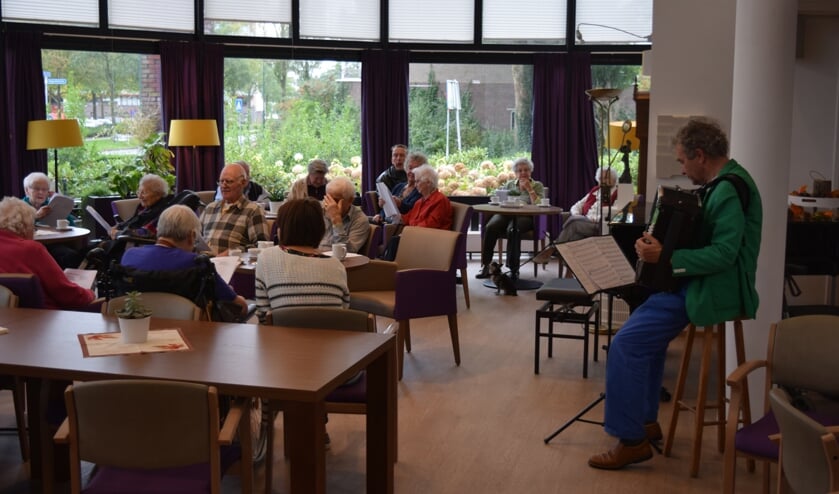 Iedereen zingt mee met oude nummers als ‘Meisjes met grijze haren’.