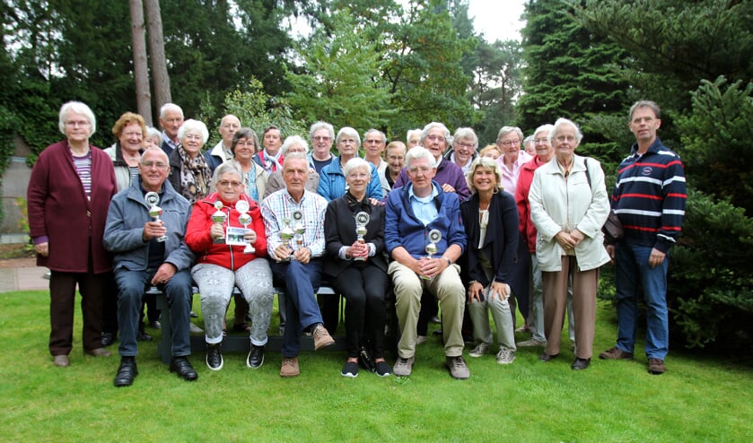 Midgetgolf 2017.jpg Zittend v.l.n.r. Arie Appeldoorn (4e prijs), Marijke Penning (1e prijs), Jan van Marlen (2e prijs), Joke Heesen (5e prijs) en Harry Boonstra (3e prijs) en wethouder Madeleine Bakker. Rechts staand eigenaar Erik Polders.