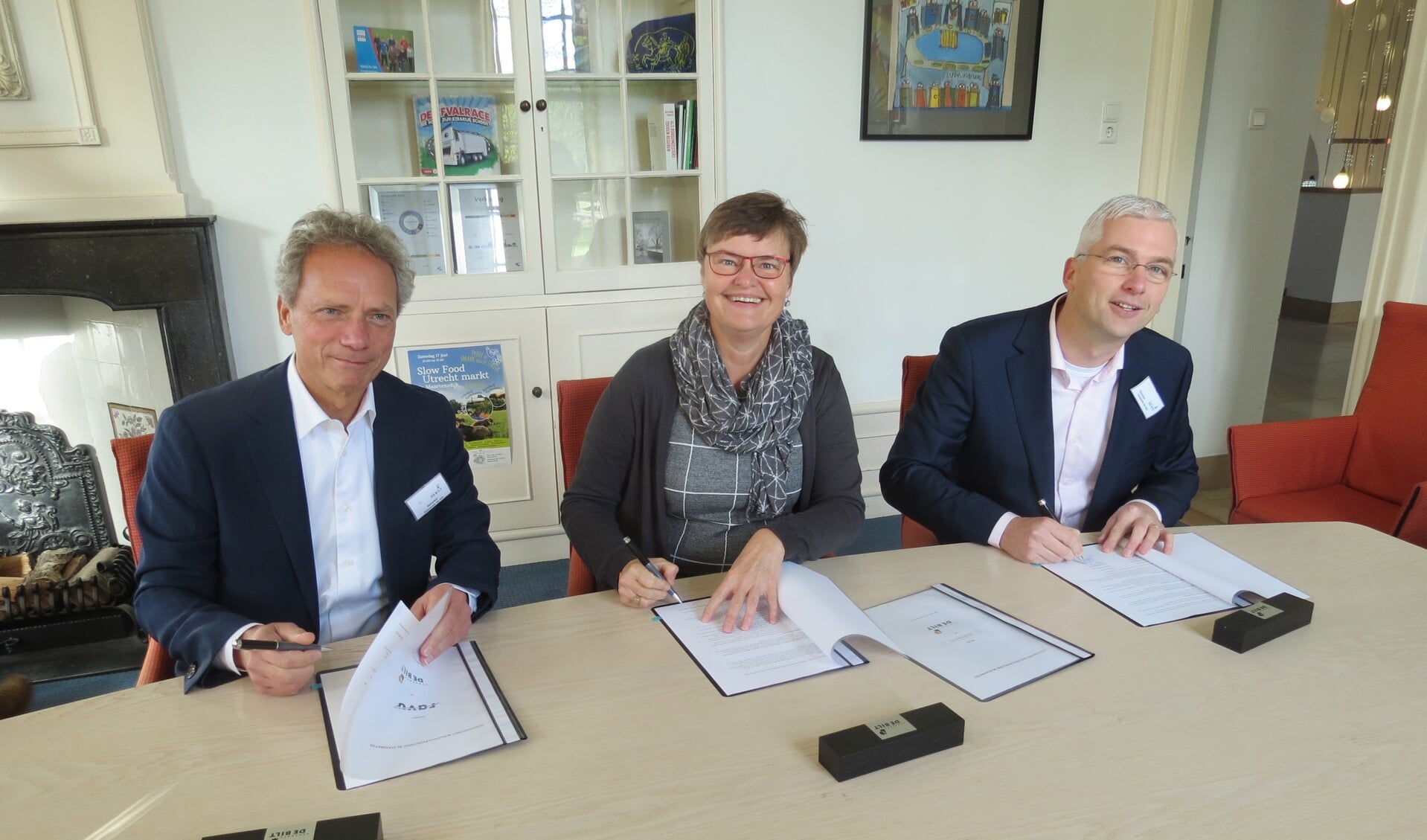 De ondertekening van de overeenkomst. V.l.n.r. Jack Versluis, Anne Brommersma en Jan Maurits De Beij. 