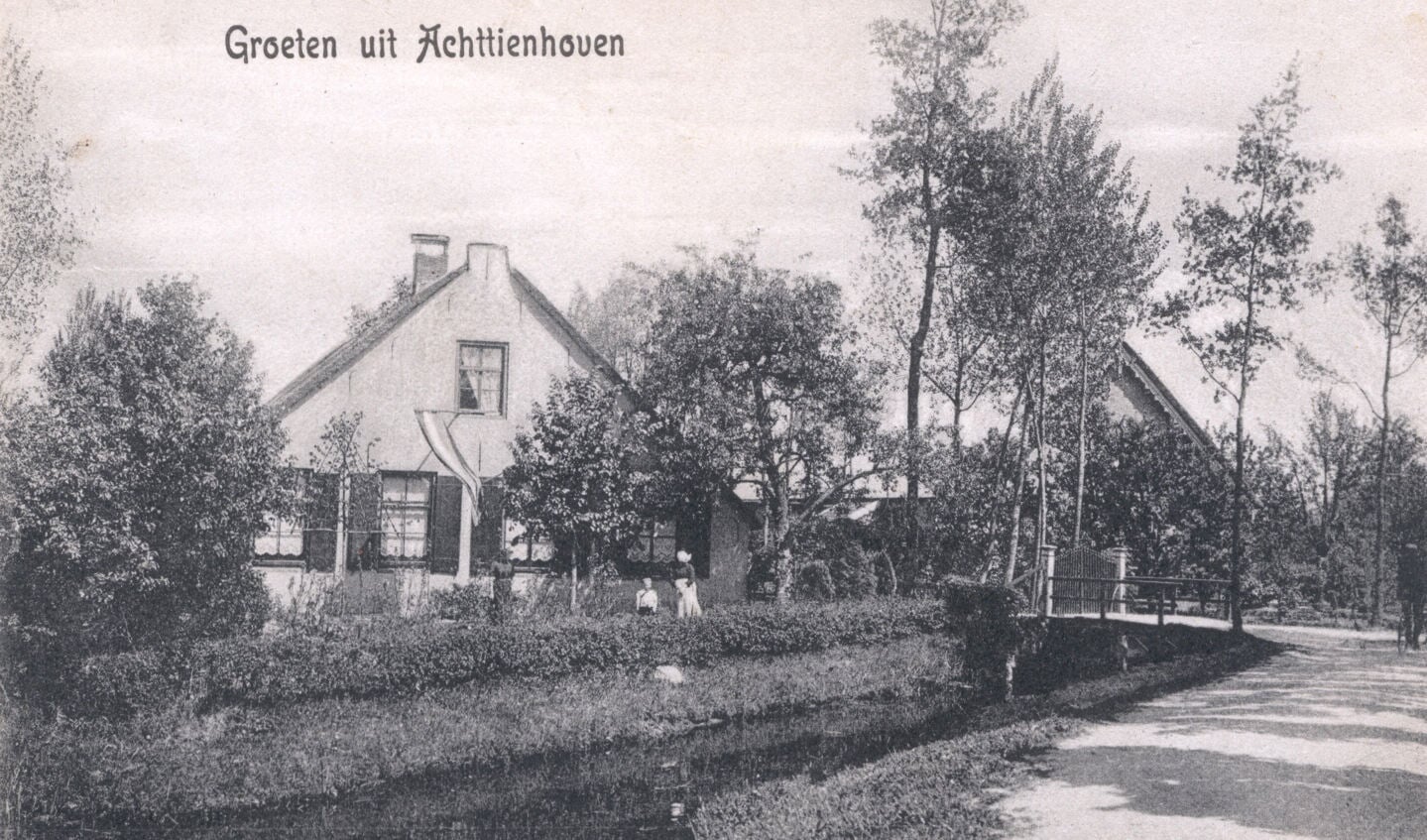 Groeten uit Achttienhoven.jpg Dr. Welfferweg 27 verzendt de ‘Groeten uit Achttienhoven’ 