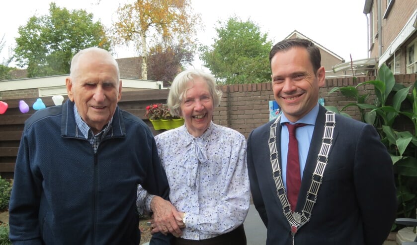 Het diamanten bruidspaar met burgemeester Sjoerd Potters.