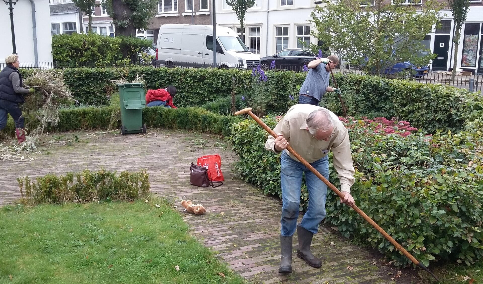 Vrijwilligers zorgen ervoor dat de tuin goed voorbereid de winter in kan.
