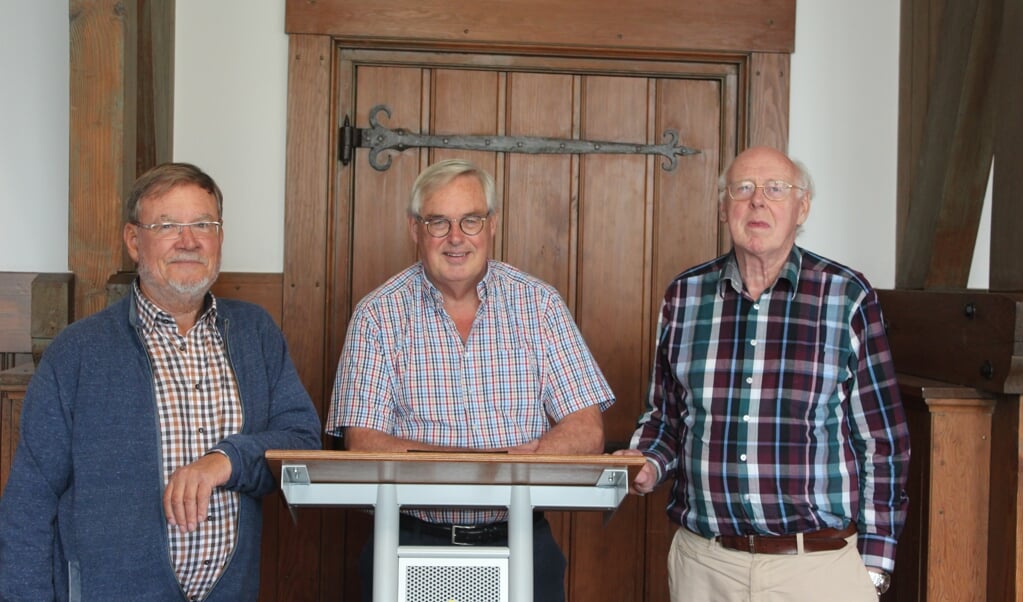Paul Meuwese (m), voorzitter van de Historische Kring D’ Oude School en Wim Krommenhoek (r) en Leo van Vlodorp (l) in de 'oude raadszaal' van Jagtlust.