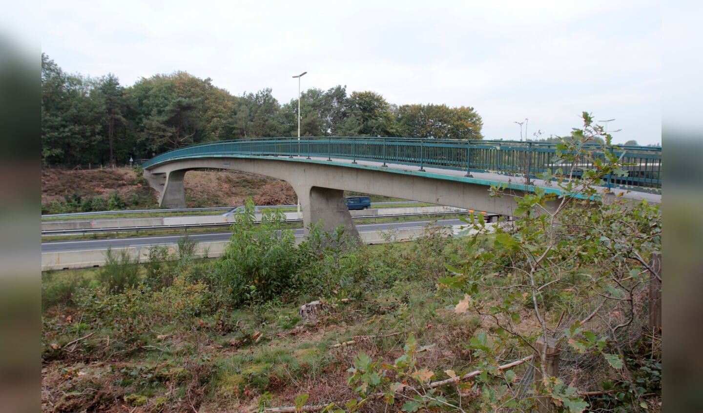 Het slopen van de fietsbrug is nodig omdat de brug te smal is voor de straks verbrede A27.