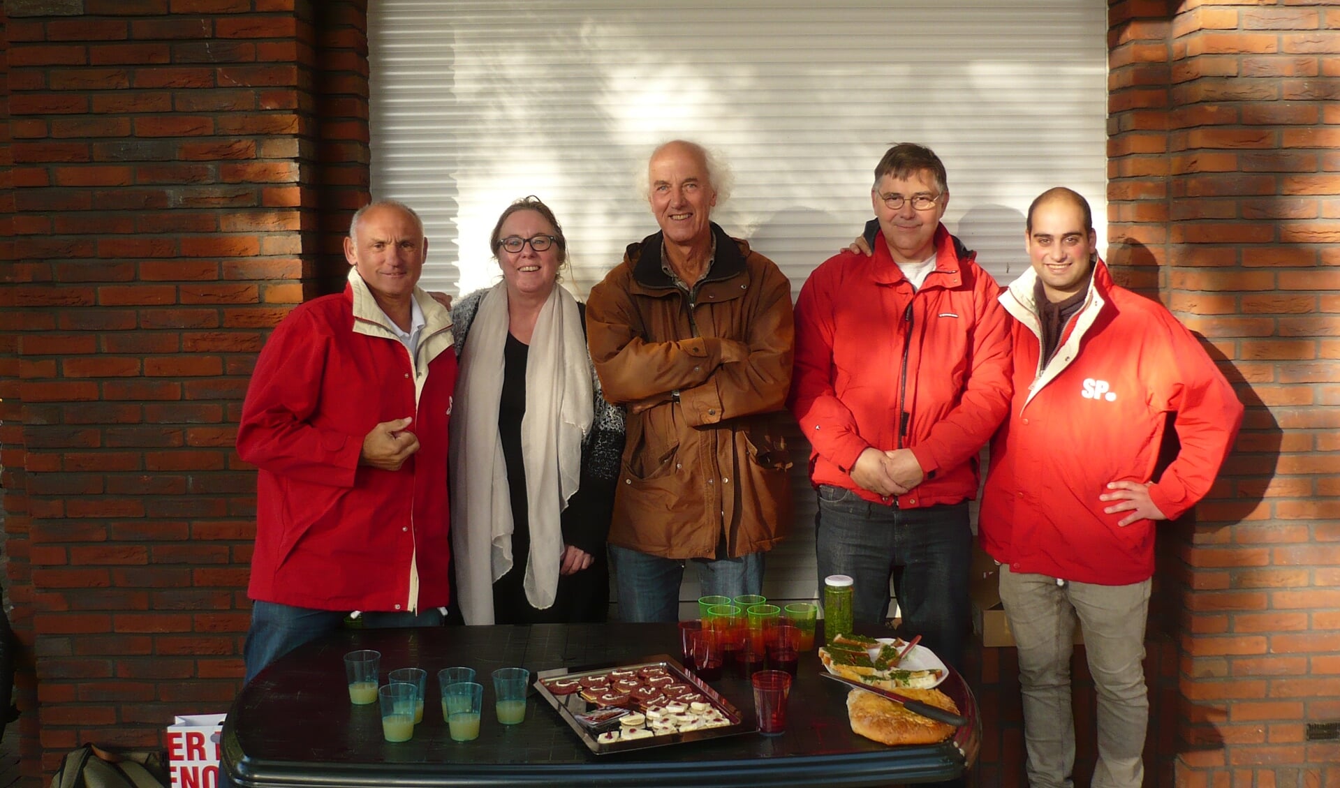 De SP Steunt de Aktie van de lokale ondernemers. Op de foto v.l.n.r. Willem van Rhenen, Tom Wanders, Koos Smits en Mischa van de Heijden. 2e van links cateraar Eline Luyxs.