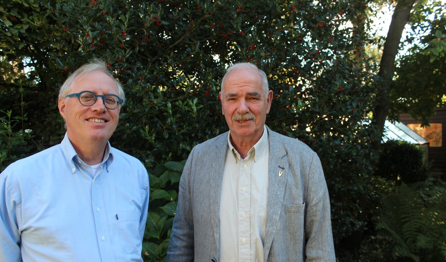 Nieuw geïnstalleerd raadslid voor de VVD Henric de Jong Schouwenburg (links) en vertrekkend raadslid Henk van der Kammen. 