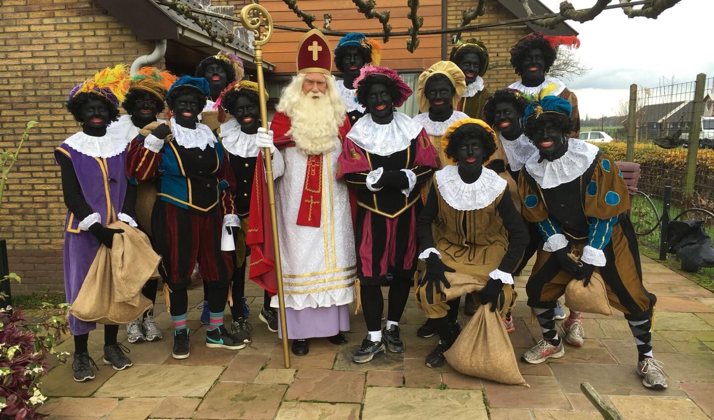 Samen met de kinderen wilde Sinterklaas van het feest genieten, Hij kwam niet alleen; maar natuurlijk met veel Pieten 
