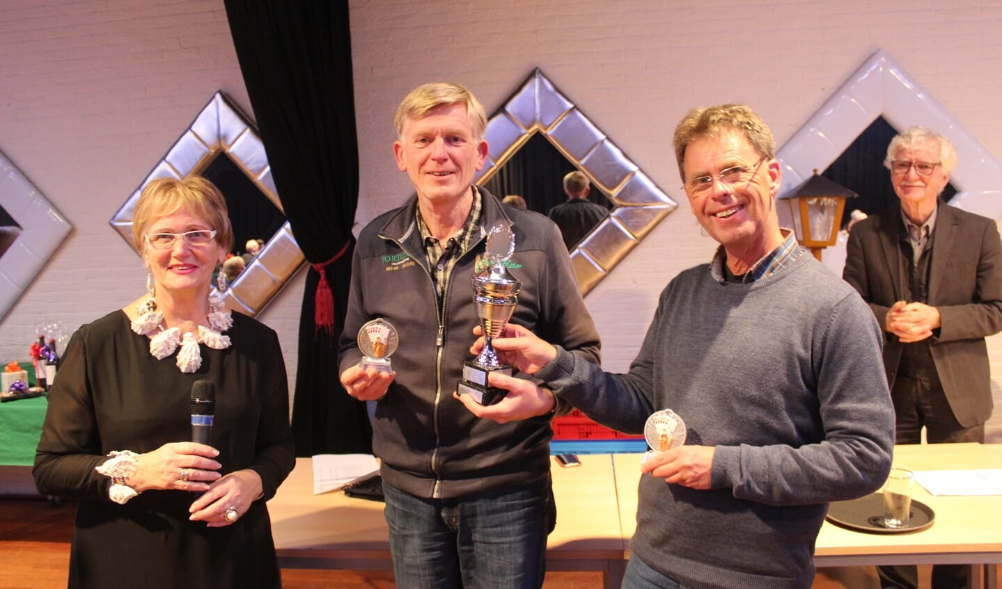 Algeheel winnaars (en voor een jaar Bilts Bridgekampioen) werden Erik Polders (l) + Nico Verhaar. Ook bij de prijsuitreiking een deel van de organisatoren, links Mariette Vogelaar en Bert Nijdam. 