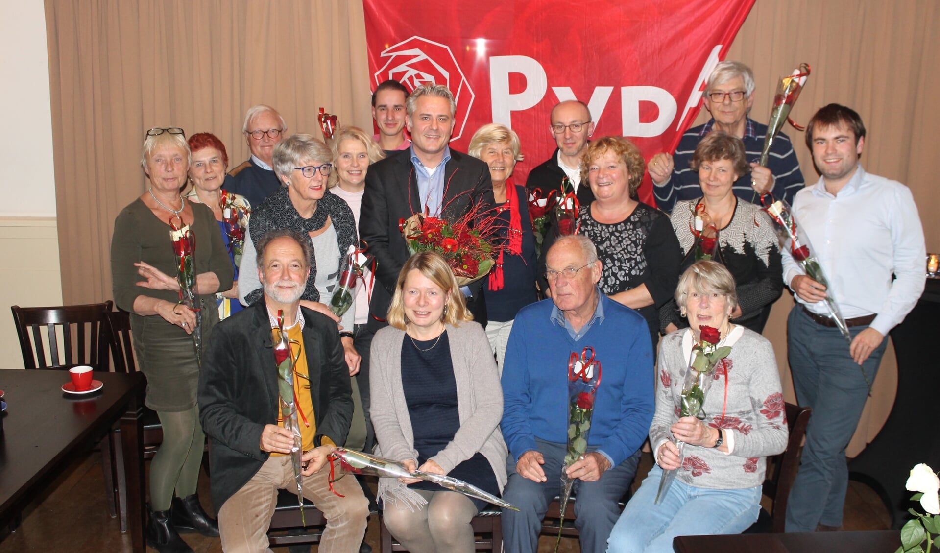  Lijststrekker Krischan Hagedoorn tussen de PvdA kandidaten voor de gemeenteraad van gemeente De Bilt.