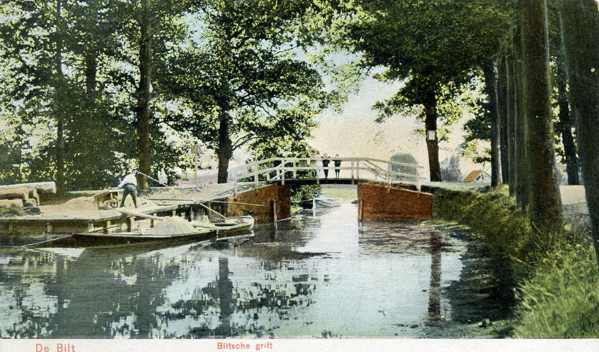 Foto uit 1905 van de brug over de Biltse Grift; aan de oever wordt aan- en afgevoerd. 