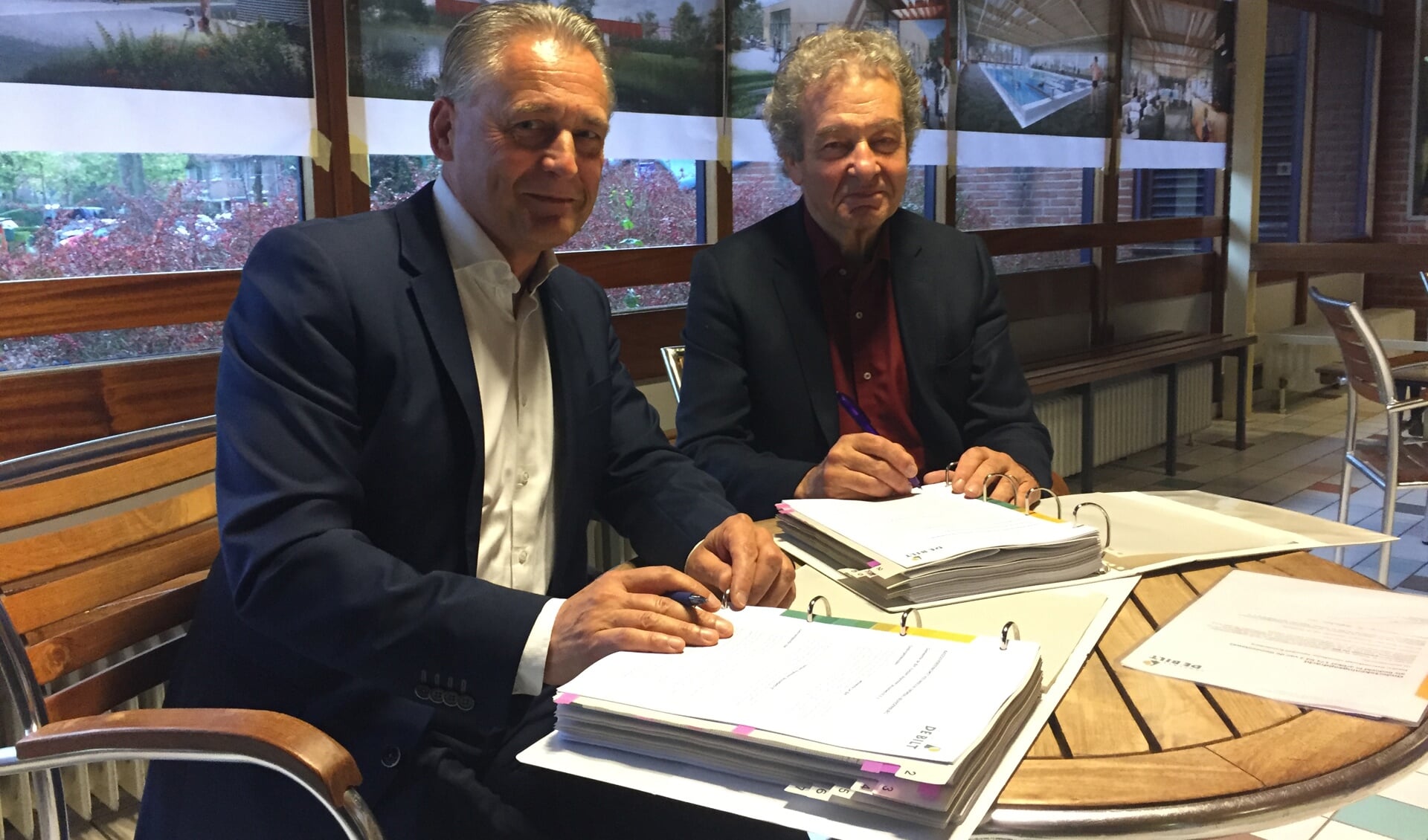 Aannemer en wethouder Ebbe Rost van Tonningen ondertekenen de bouwovereenkomst. 