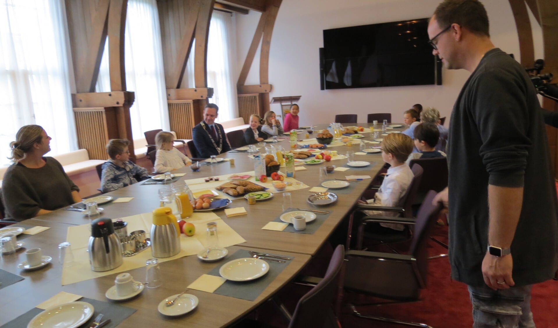  Leerlingen van de Bosbergschool aan de ontbijttafel met de burgemeester. 