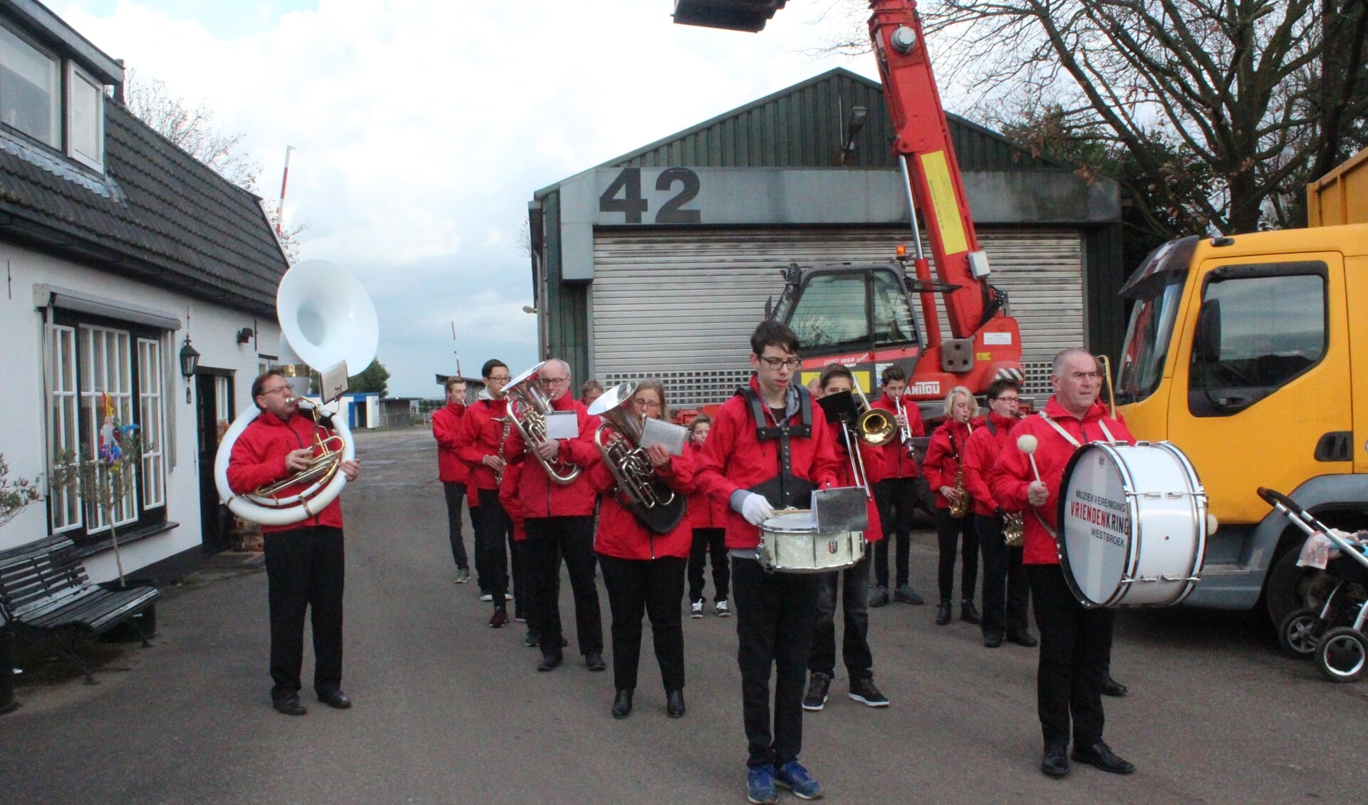 Muziekvereniging Vriendenkring speelde een gezellig Sinterklaaslied, toen iedereen moest wachten op de komst van Sint en Piet. 