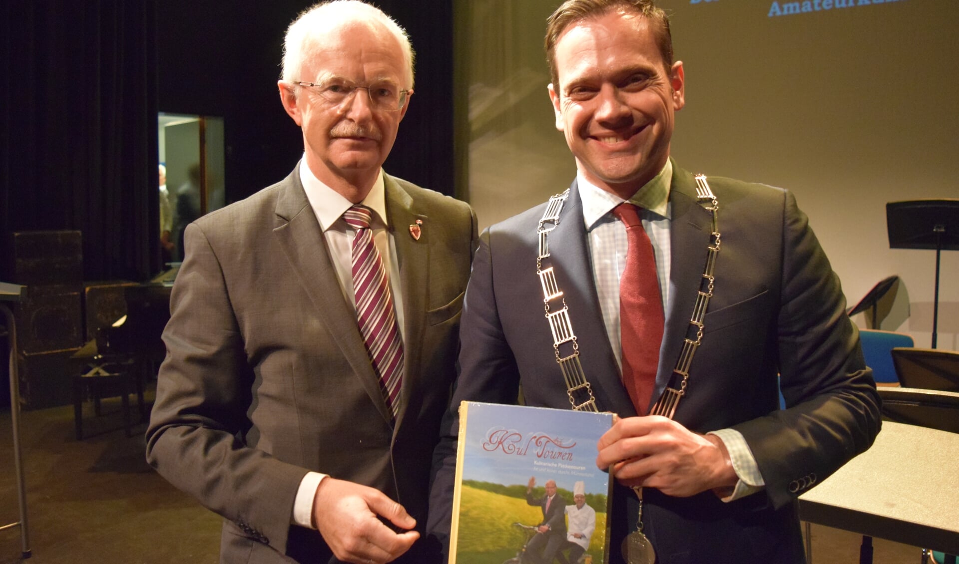 Burgemeester Öhmann van Coesfeld overhandigt een boek over Coesfeld aan burgemeester Potters.