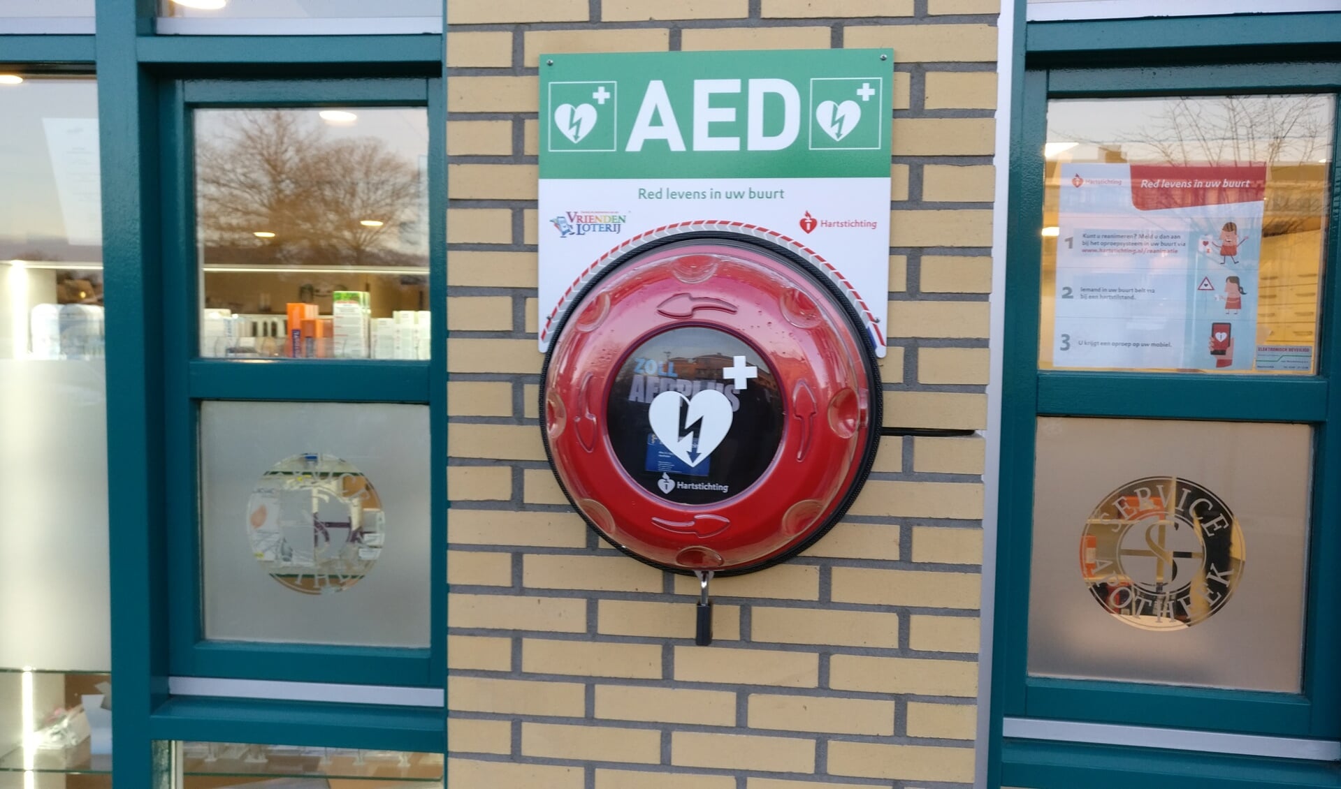 Bij apotheek Maertensplein hangt inmiddels een AED.
