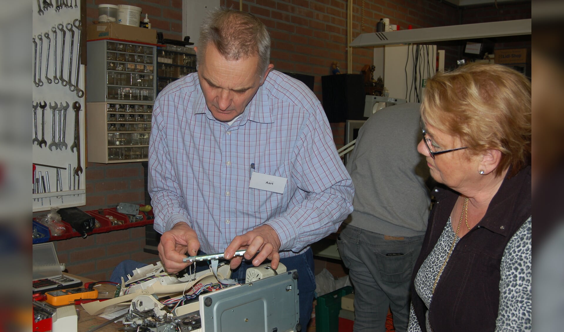   Reparateur Aart Veerman repareert een naaimachine met kapot display. (foto Anne Marie Gout)