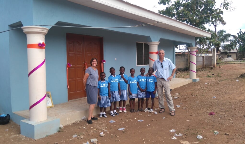 John en Indra met schoolkinderen voor de nieuwe bibliotheek.