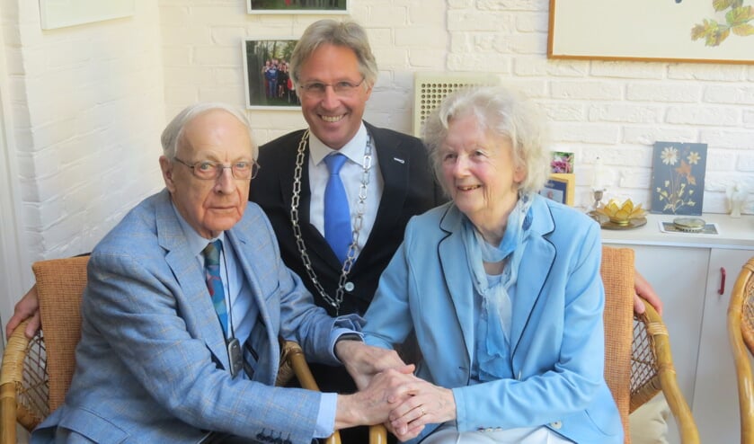 Het diamanten bruidspaar met locoburgemeester Hans Mieras.