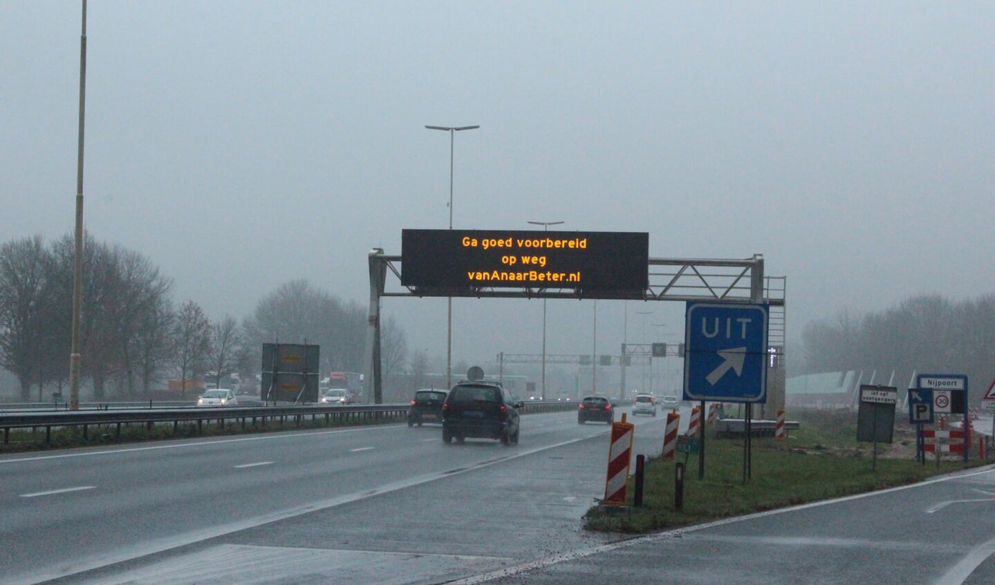 Dit bord (Ga goed voorbereid op weg van Anaarbeter.nl) overspant ook de weg wanneer deze is afgesloten.