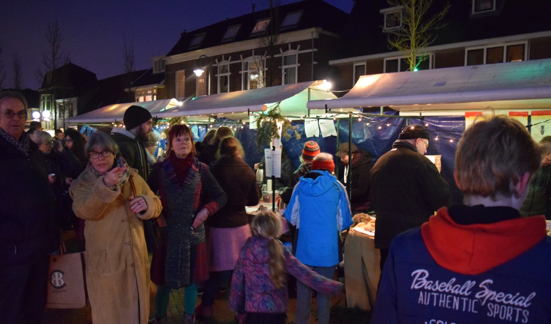 De kramen van 15 lokale ondernemers worden druk bezocht tijdens de voedselmarkt. 