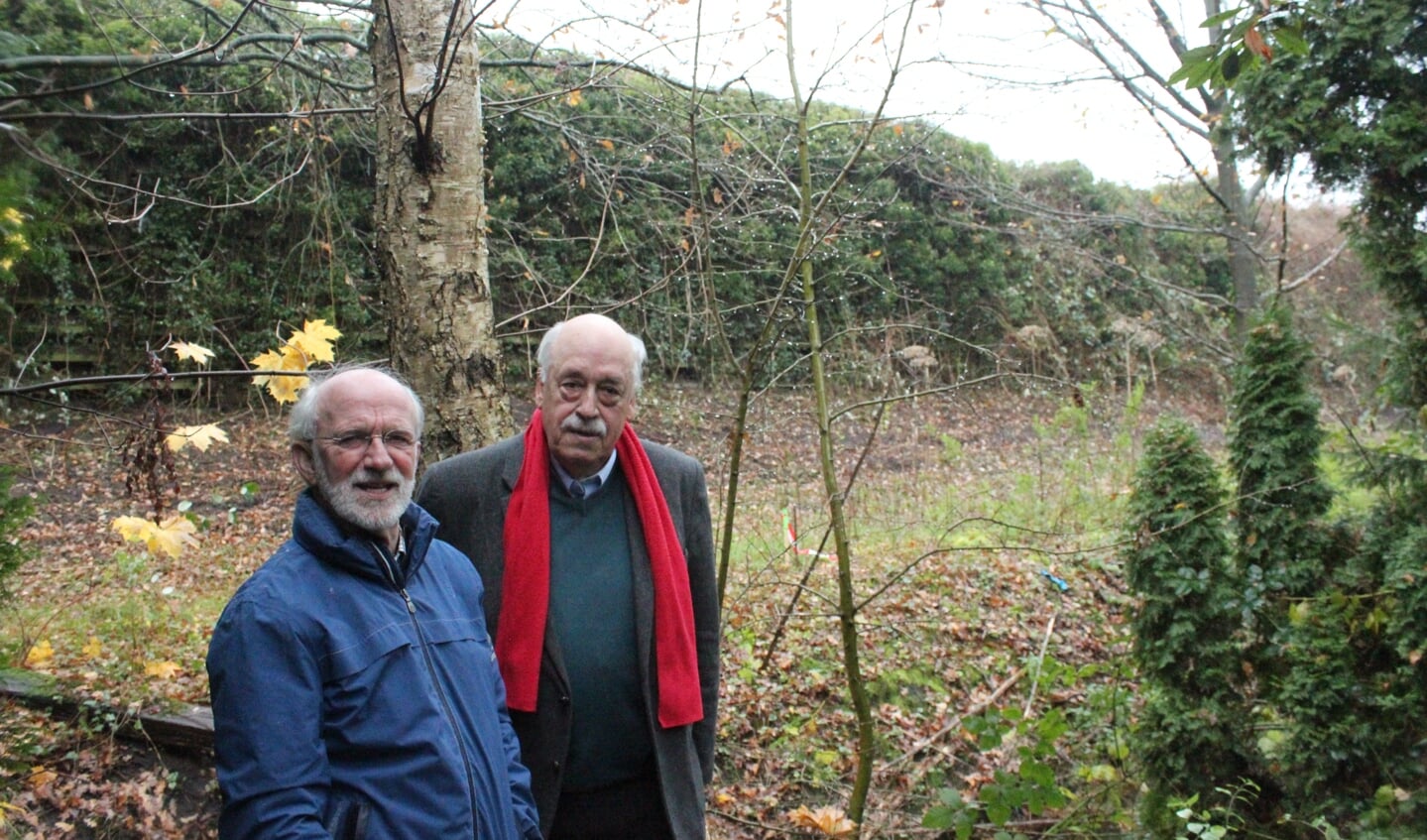 Henk van Gend en Rob Klaassen aan het einde van de tuin van een perceel aan de westzijde van de Spoorlaan. Het geluidsscherm aan de oostzijde van de A27 zal verplaatst worden tot het piketpaaltje. Over de stand van het nieuwe scherm is het dispuut ontstaan.
