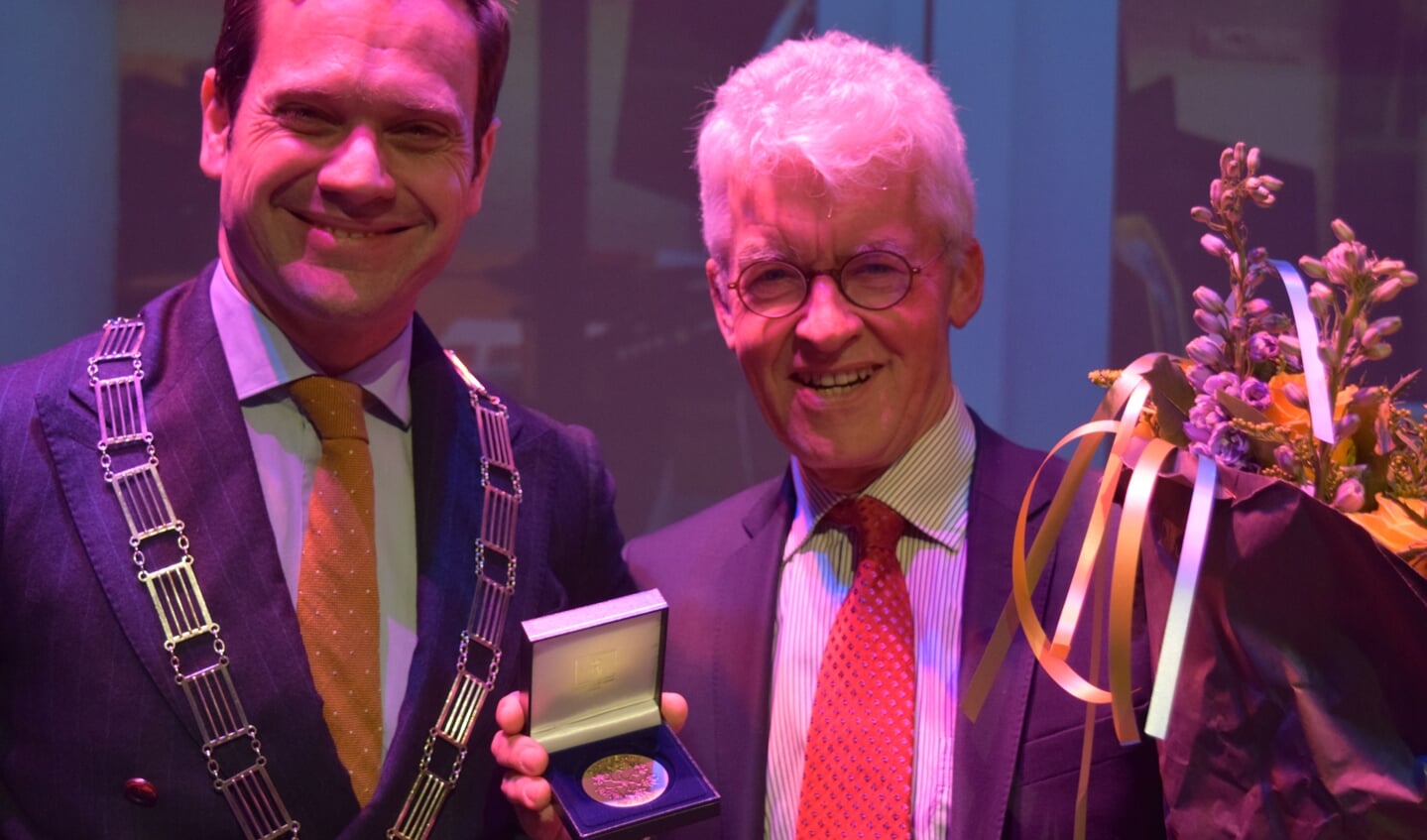 Jos Heuer krijgt de Chapeaupenning uit handen van burgemeester Sjoerd Potters.