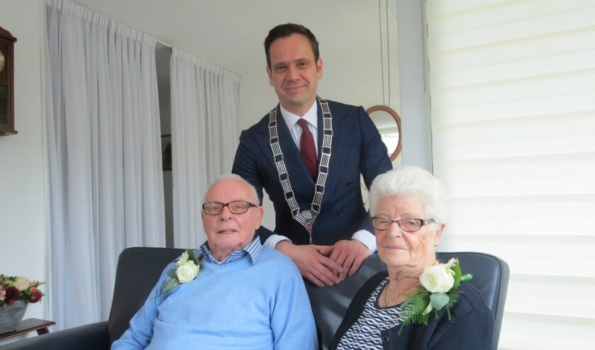 Het diamanten bruidspaar met burgemeester Sjoerd Potters.