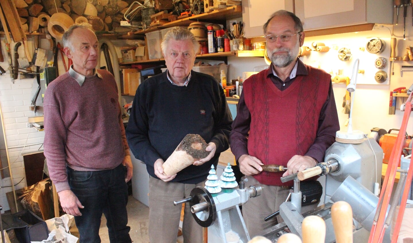 V.l.n.r. Kasper Hamster, Jan Visser en Thijs Pons leggen de laatste hand aan éen kegelspel. 