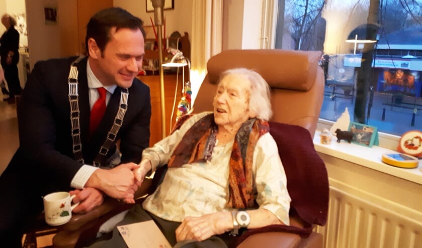 Mevrouw Polak samen met burgemeester Sjoerd Potters.