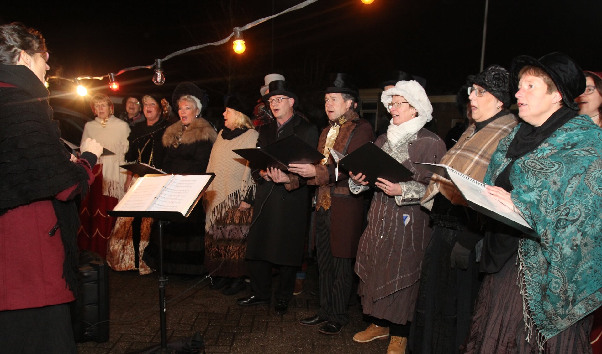 Met veel plezier zingt een Dickenskoor tijdens de kerstperiode sfeervolle liederen uit binnen- en buitenland. 