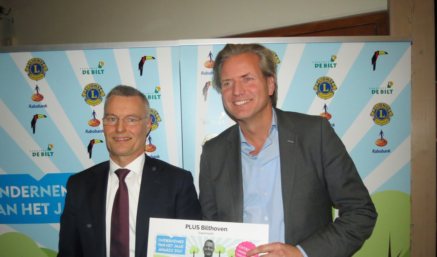 Prijswinnaar Gert Smit (links) van Plus Bilthoven met Migchel Dirksen 