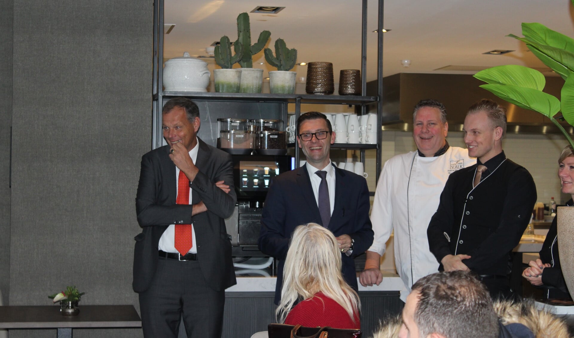  Klaas van der Valk en General Manager Roel van Beekhoff geven een rondleiding door de keuken.