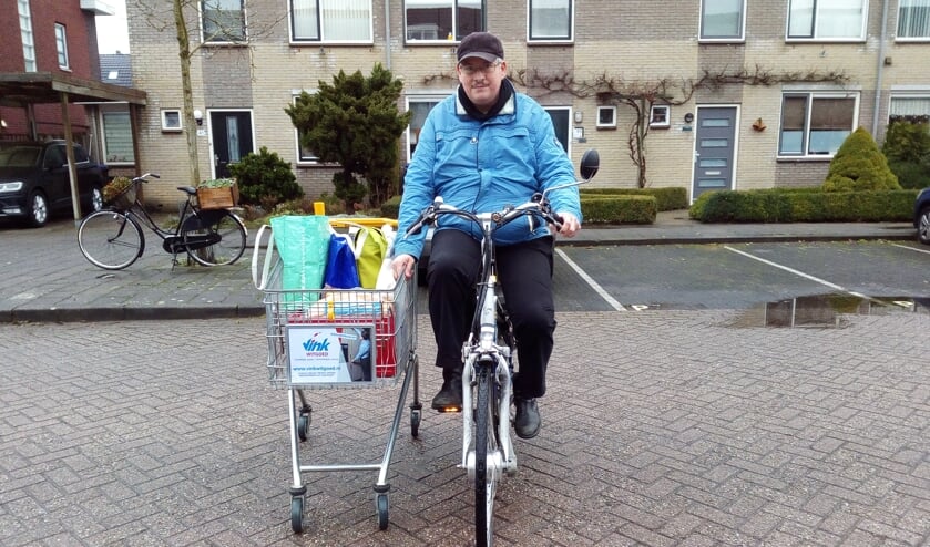 Jos van Beerschoten onderweg met de boodschappen.